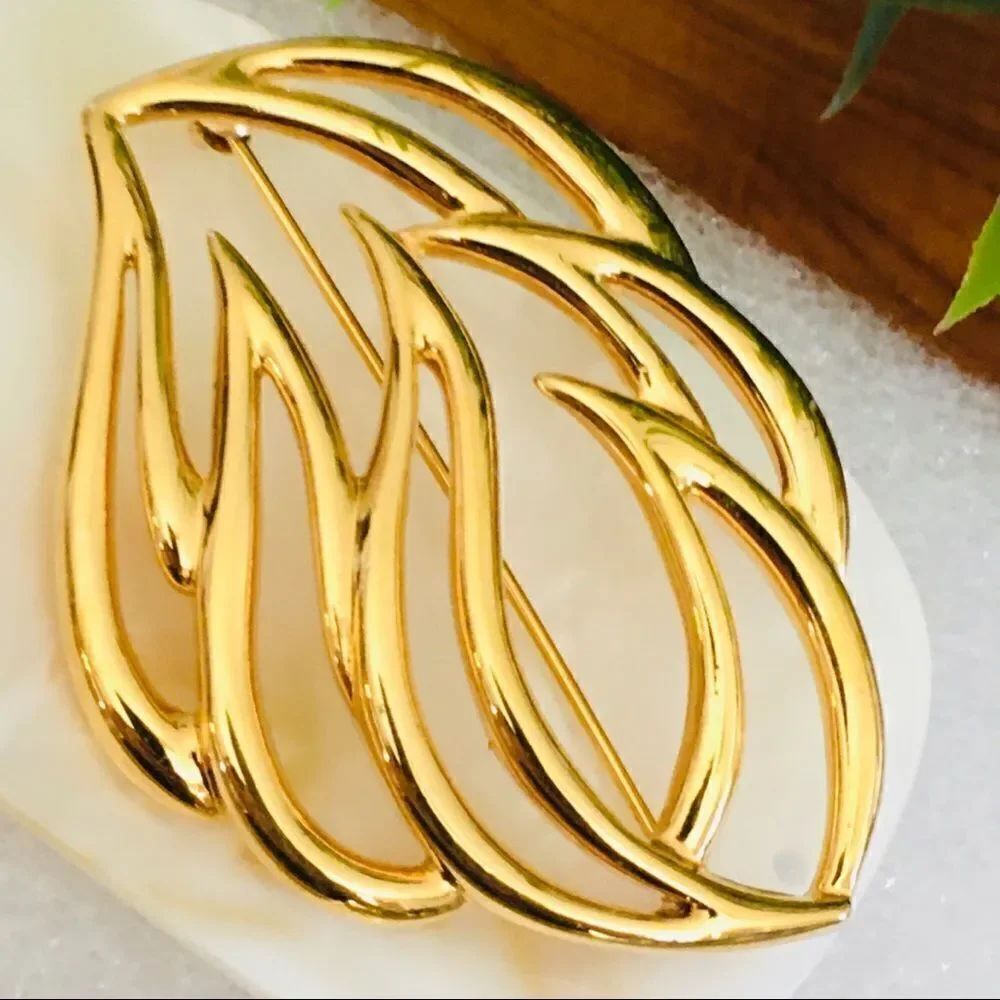 Vintage Monet Modernist Shiny Flame Brooch Leaf 4281